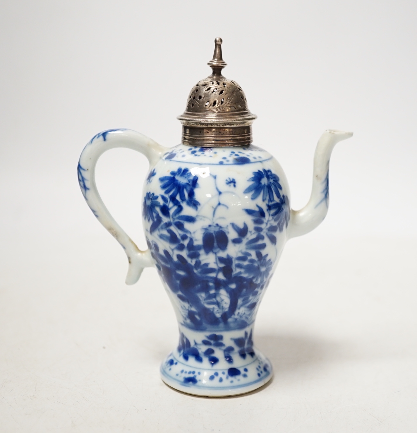 A Chinese Kangxi period blue and white small ewer, with unmarked English white metal cover, 14,5cm high